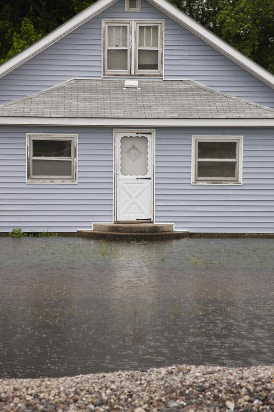 无人,家,竖图,室外,白天,正面,湖,湖泊,水,窗户,美国,房屋,屋子,湖面,水流,水面,公寓,洋房,楼房,玻璃窗,住宅,湖水,北美,北美洲,灾难,美洲,北亚美利加洲,亚美利加洲,密苏里,密苏里州,索证之州,劫难,磨难,灾祸,彩图,房子,水患,水灾,灾害