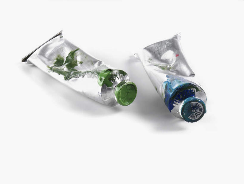 无人,横图,俯视,室内,特写,白天,白色背景,静物,阴影,反射,影子,两个,蓝色,绿色,摄影,肮脏,影棚,颜料,软管,邋遢,龌龊,污秽,彩图,高角度拍摄,影棚拍摄,拍摄