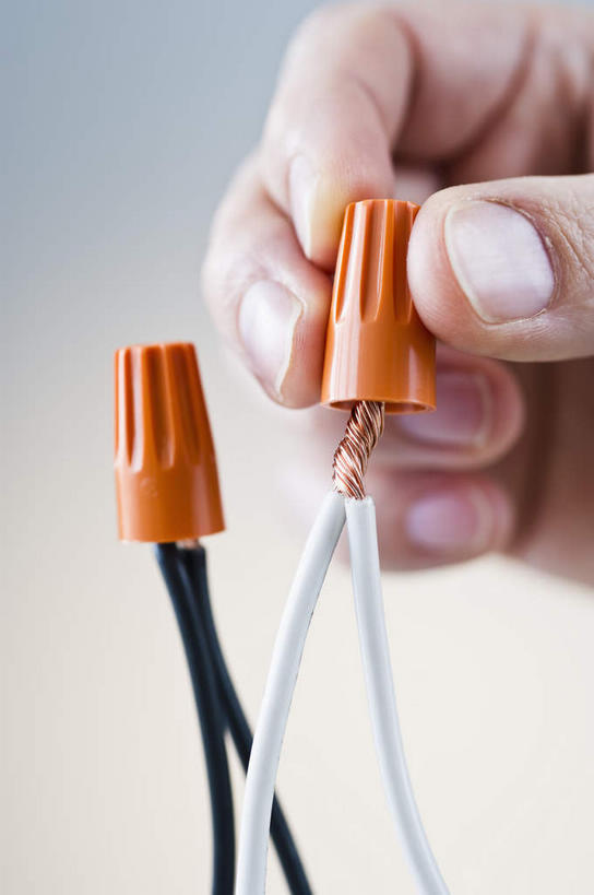 西方人,手,一个人,竖图,室内,特写,白天,白色背景,正面,欧洲,欧洲人,仅一个男性,仅一个人,握,阴影,电力,反射,电线,线,影子,电能,线路,仅一个老年男性,手部,握着,摄影,影棚,捆绑,电,单手,电源,电源线,能量,电阻,绑缚,绝缘体,电介质引,老年男性,男人,男性,白种人,半身,彩图,影棚拍摄,拍摄