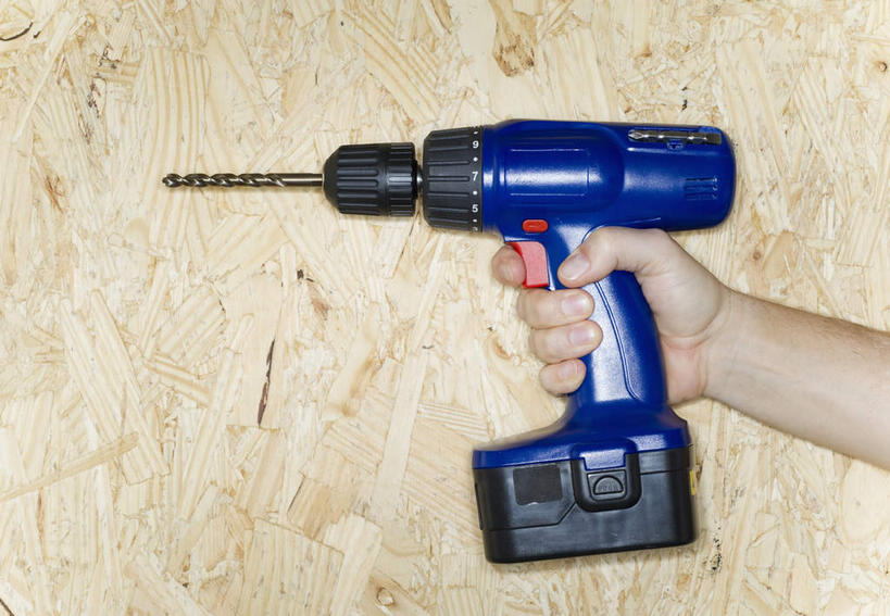 西方人,手,一个人,横图,室内,特写,白天,正面,欧洲,欧洲人,仅一个男性,仅一个人,握,阴影,反射,木材,影子,木柴,仅一个老年男性,手部,握着,摄影,木料,影棚,冲击钻,电钻,单手,电动工具,老年男性,男人,男性,白种人,半身,彩图,影棚拍摄,拍摄