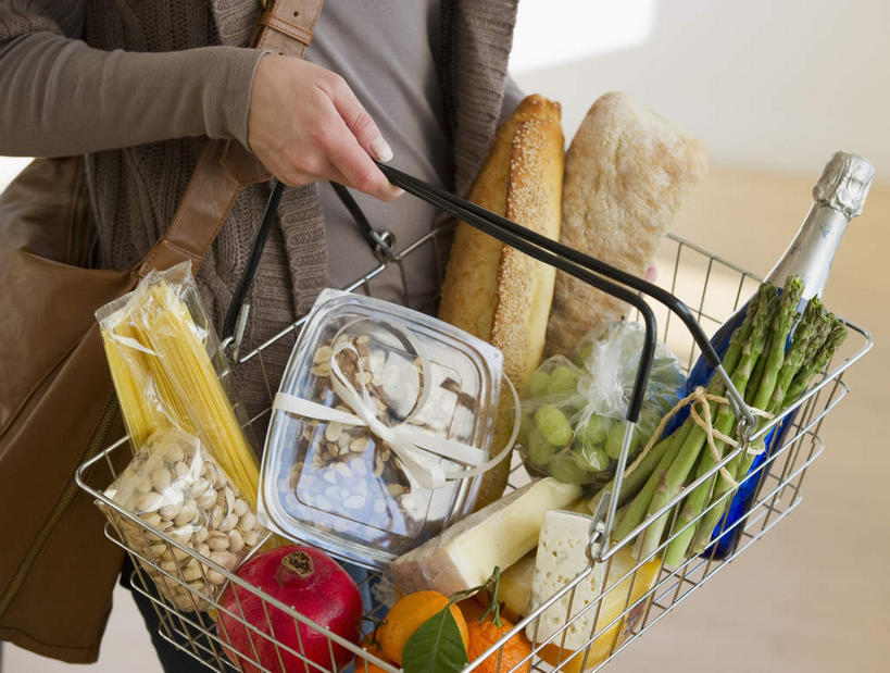 点心,面包,奶酪,葡萄酒,西方人,一个人,站,横图,俯视,室内,特写,白天,奢侈,快乐,窗户,柑橘,辣椒,芦笋,水果,欧洲,欧洲人,仅一个女性,仅一个人,一堆,许多,阴影,堆叠,堆积,服装,新鲜,反射,包,篮子,皮包,影子,墙,生食,干酪,起司,食品,面点,果实,芝士,浪漫,营养,拎,休闲装,购物篮,玻璃窗,墙壁,墙面,玻璃制品,酒,酒瓶,食物,糕点,饮料,衣服,红色,白色,玻璃瓶,瓶子,香槟,站着,仅一个中年女性,休闲,休闲服,乳酪,诱惑,服饰,有机食品,绿色食品,堆,单肩包,便利,乳制品,存放,载具,发酵,彩椒,辣角,红海椒,大椒,辣虎,广椒,快捷,气泡酒,起泡酒,汽酒,方便,寄存,寄放,暂存,购物提篮,女人,女性,中年女性,白种人,购物筐,橘子,桔子,橙子,橙,猪尾巴,药鸡豆子,甜椒,柿子椒,石刁柏,蚂蚁杆,龙须菜,狼尾巴根,辣子,海椒,番椒,灯笼椒,站立,半身,彩图,高角度拍摄,高兴,欢笑,拎着