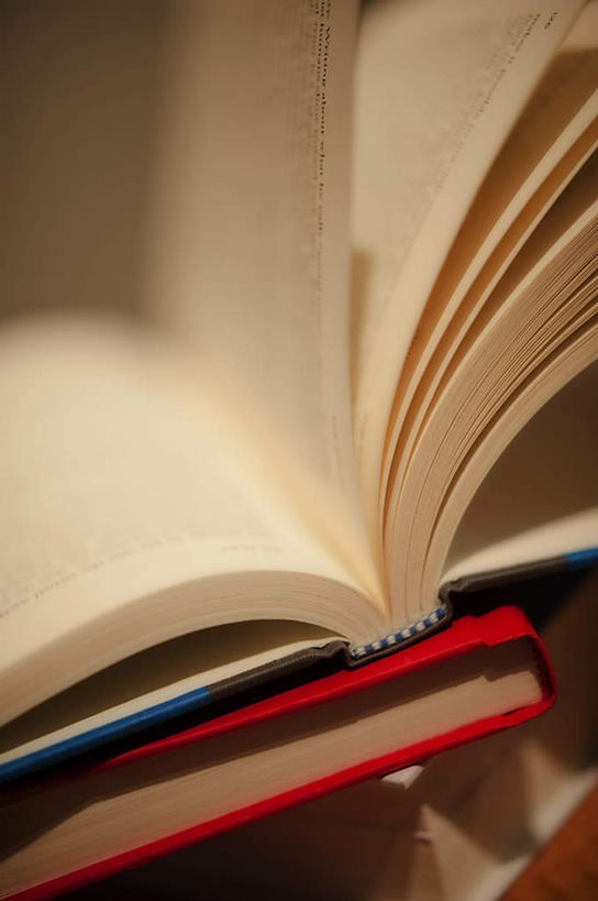 无人,竖图,室内,特写,白天,正面,桌子,静物,书籍,一堆,阴影,堆叠,堆积,朦胧,模糊,反射,影子,书桌,课桌,打开,翻开,三本,堆,掀开,书,图书,彩图