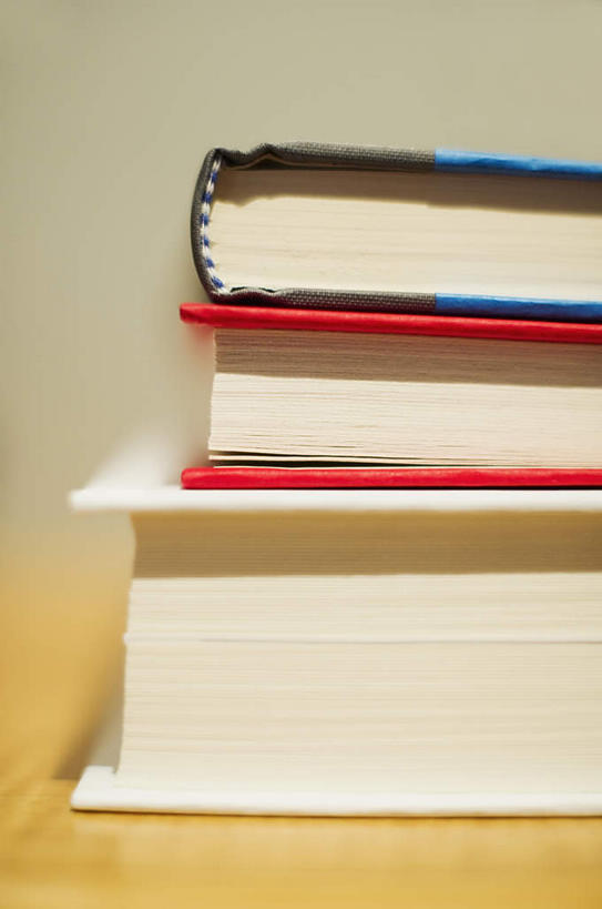 无人,竖图,室内,特写,白天,正面,桌子,静物,书籍,一堆,阴影,堆叠,堆积,朦胧,模糊,反射,影子,书桌,课桌,三本,堆,书,图书,彩图