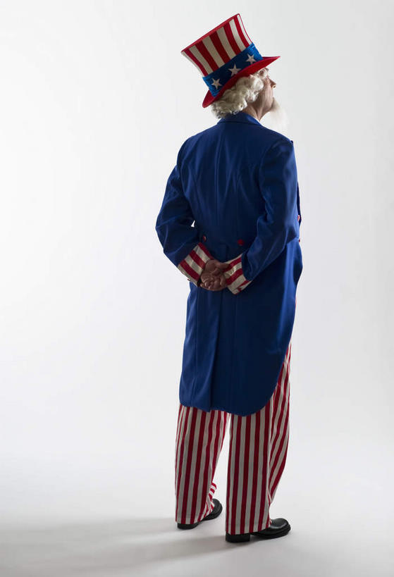 西方人,胡须,一个人,站,竖图,室内,白天,白色背景,旗帜,国旗,帽子,欧洲,欧洲人,仅一个男性,仅一个人,阴影,服装,反射,影子,注视,礼帽,星条旗,背面,衣服,观察,看,站着,仅一个老年男性,美国国旗,摄影,服饰,影棚,观看,察看,衣着,穿着,关注,表演服,演出服,背手,山姆大叔,一顶,衣饰,道具服,老年男性,男人,男性,白种人,山羊胡,胡子,旗,抬头,仰头,站立,彩图,全身,影棚拍摄,拍摄,美利坚合众国国旗