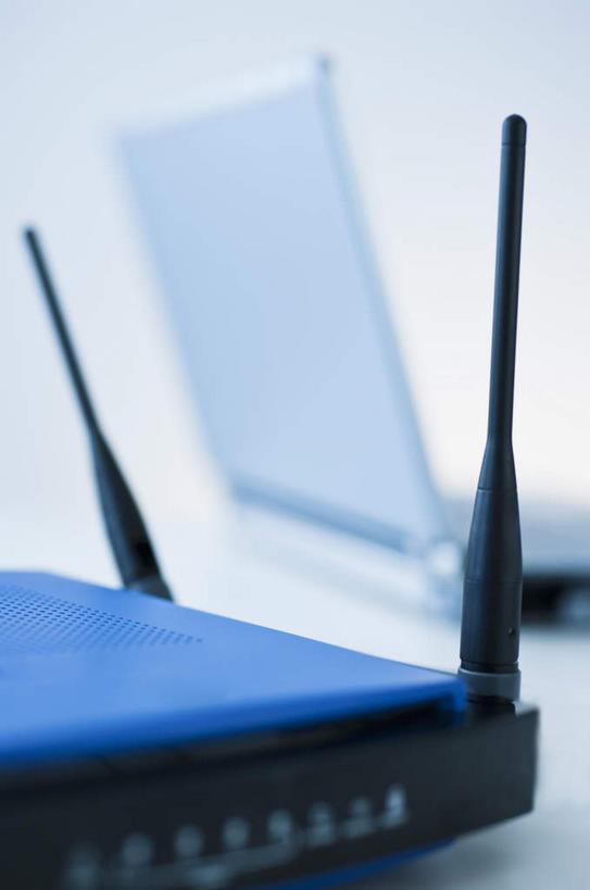 无人,竖图,室内,特写,白天,白色背景,正面,电脑,笔记本电脑,天线,科技,静物,阴影,朦胧,模糊,反射,网络,信息,影子,通讯设备,通信,创意,摄影,影棚,一台,无线,通信设备,无线网络,无线上网,便携式电脑,路由器,手提电脑,彩图,影棚拍摄,拍摄,网关设备