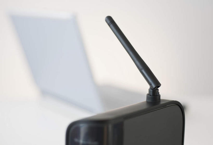 无人,横图,室内,特写,白天,白色背景,正面,电脑,笔记本电脑,天线,科技,静物,阴影,朦胧,模糊,反射,网络,信息,影子,通讯设备,通信,创意,摄影,影棚,一台,无线,通信设备,无线网络,无线上网,便携式电脑,路由器,手提电脑,彩图,影棚拍摄,拍摄,网关设备