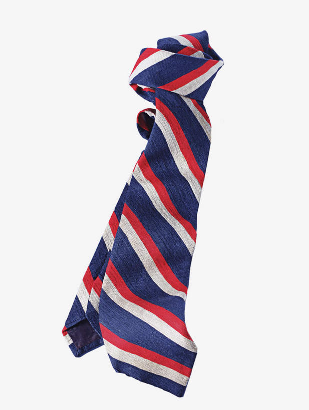 无人,竖图,室内,特写,白天,白色背景,正面,静物,一条,阴影,条纹,反射,影子,领带,红色,蓝色,白色,摄影,影棚,象征,庄重,身份,正式,地位,彩图,影棚拍摄,拍摄