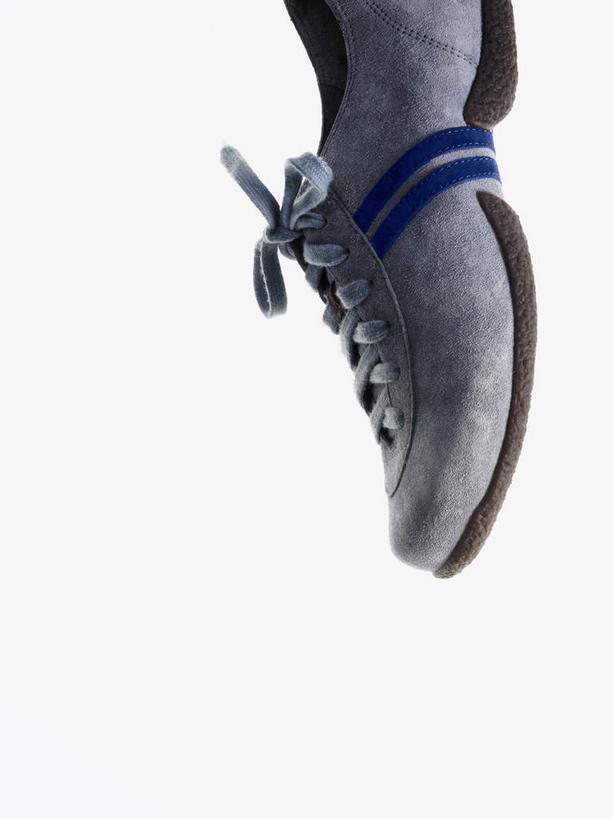 无人,竖图,室内,特写,白天,白色背景,正面,运动鞋,静物,鞋子,阴影,反射,影子,一只,摄影,影棚,休闲鞋,彩图,影棚拍摄,拍摄