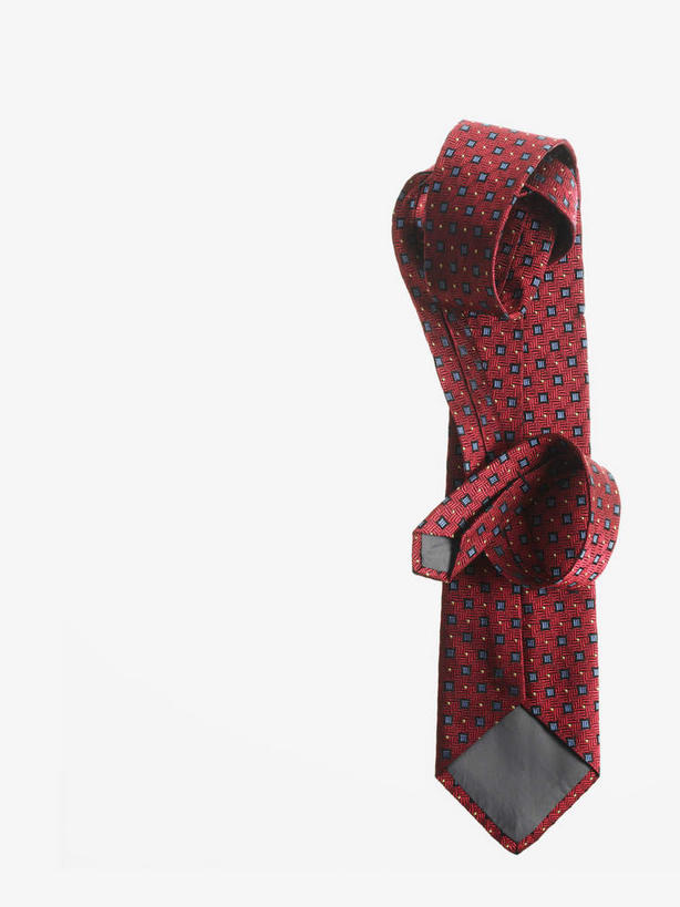 无人,竖图,室内,特写,白天,白色背景,正面,静物,一条,阴影,环绕,缠绕,反射,影子,领带,红色,摄影,影棚,象征,庄重,身份,纠缠,正式,地位,彩图,影棚拍摄,拍摄