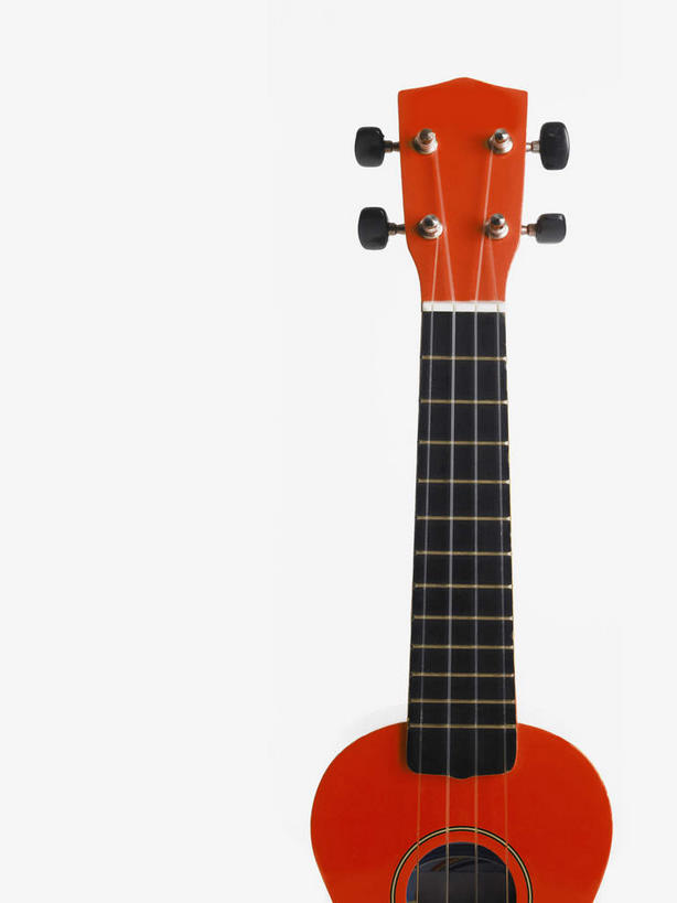 无人,竖图,室内,特写,白天,白色背景,正面,静物,一把,阴影,反射,影子,吉他,乐器,弦乐器,红色,摄影,影棚,琴弦,弹拨弦鸣乐器,尤克里里琴,夏威夷四弦琴,彩图,影棚拍摄,拍摄,弹拨弦乐器