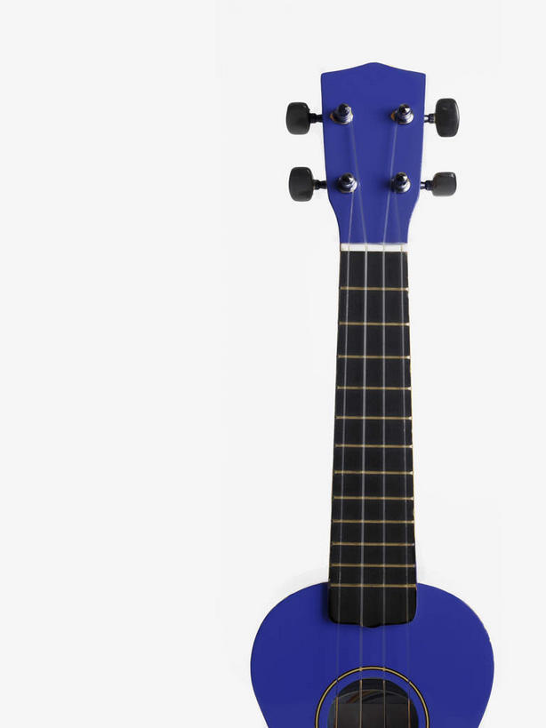 无人,竖图,室内,特写,白天,白色背景,正面,静物,一把,阴影,反射,影子,吉他,乐器,弦乐器,蓝色,摄影,影棚,琴弦,弹拨弦鸣乐器,尤克里里琴,夏威夷四弦琴,彩图,影棚拍摄,拍摄,弹拨弦乐器