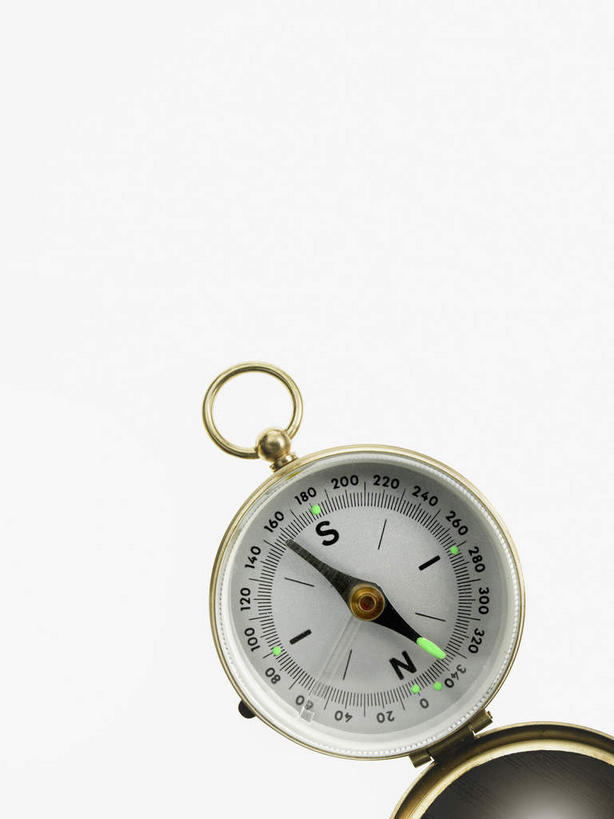 无人,竖图,室内,特写,白天,白色背景,正面,仪器,科技,海底,静物,阴影,反射,科学,影子,方向,历史,文化,一个,祈祷,指示,许愿,摄影,宗教,地理,信仰,影棚,单个,罗盘,祈求,吉祥,科学技术,指向,风水,司南,阴阳,发明,天池,吉凶,吉利,晦气,不祥,倒霉,霉运,恶兆,凶险,顶针,玻璃盖,磁针,海底线,罗经,罗盘针,内盘,日圭,基准,外盘,园柱形外盒,平安,彩图,影棚拍摄,拍摄,地质