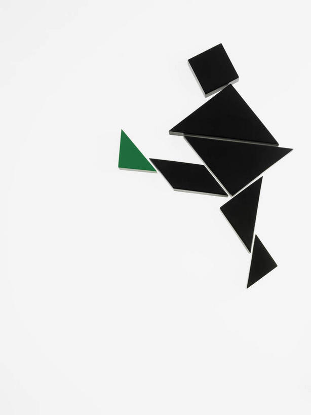 无人,站,竖图,俯视,室内,特写,白天,白色背景,游戏,玩具,阴影,反射,影子,玩,抬腿,娱乐,绿色,黑色,站着,休闲,益智,摄影,影棚,活动,发泄,消遣,智力,七巧板,宣泄,七巧图,智慧板,玩耍,嬉戏,站立,彩图,高角度拍摄,全身,影棚拍摄,拍摄,拟人