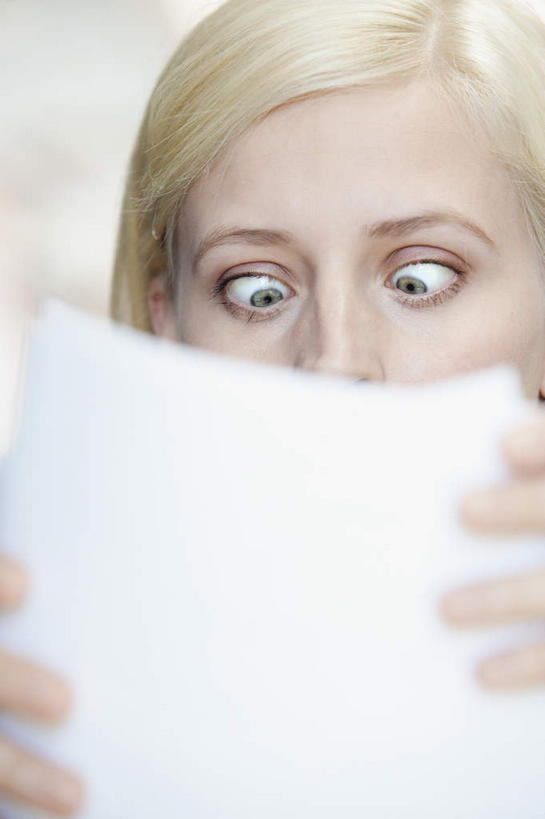 西方人,脸,头,眼睛,脸颊,手,一个人,商务人士,商务女性,站,竖图,室内,特写,白天,正面,欧洲,欧洲人,双手,瞳孔,仅一个女性,仅一个人,握,阴影,套装,朦胧,模糊,反射,材料,档案,文件,影子,注视,肩膀,资料,观察,看,站着,仅一个中年女性,手部,握着,眼部,观看,斗鸡眼,察看,关注,震动,文档,商务装,工薪阶层,对眼,内斜,震惊,女人,女性,中年女性,白种人,头部,脸部,脸蛋,面部,眼,白领,上班族,站立,半身,彩图