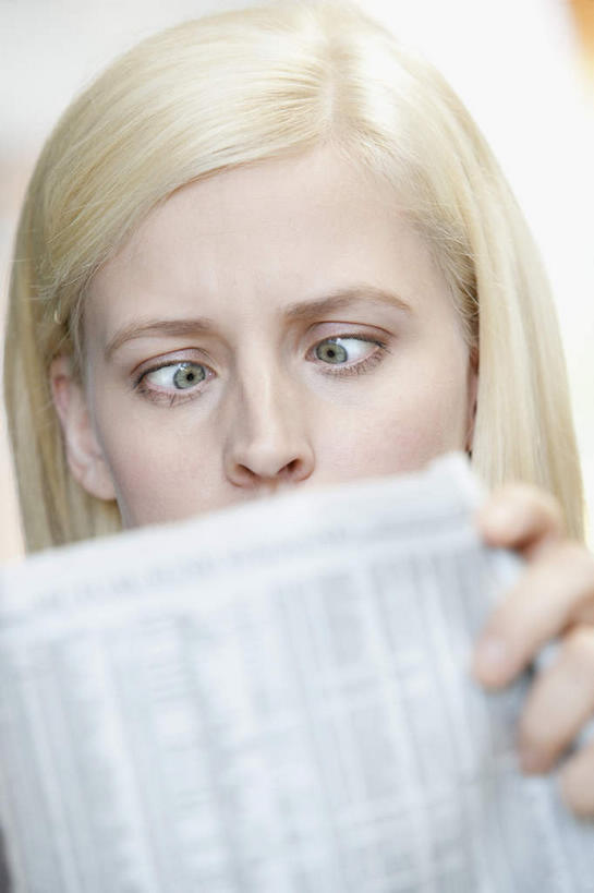 西方人,脸,头,眼睛,脸颊,手,一个人,商务人士,商务女性,站,竖图,室内,特写,白天,正面,欧洲,欧洲人,双手,瞳孔,仅一个女性,仅一个人,握,阴影,套装,朦胧,模糊,反射,材料,档案,文件,影子,注视,肩膀,资料,观察,看,站着,仅一个中年女性,手部,握着,眼部,观看,斗鸡眼,察看,关注,震动,文档,商务装,工薪阶层,对眼,内斜,震惊,女人,女性,中年女性,白种人,头部,脸部,脸蛋,面部,眼,白领,上班族,站立,半身,彩图