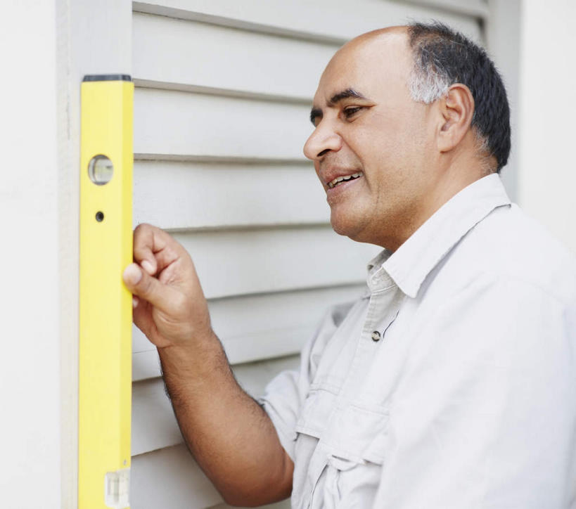 东方人,一个人,机修工,站,笑,微笑,露齿笑,横图,室外,白天,正面,金属制品,亚洲,仅一个男性,仅一个人,仅一个中年男性,握,服装,金属,工具,墙,拿,拿着,注视,休闲装,黄种人,墙壁,墙面,工人,一个,衣服,黄色,观察,看,站着,休闲,休闲服,握着,服饰,单个,观看,察看,关注,撬棍,男人,男性,中年男性,亚洲人,机械师,机修工人,站立,半身,彩图