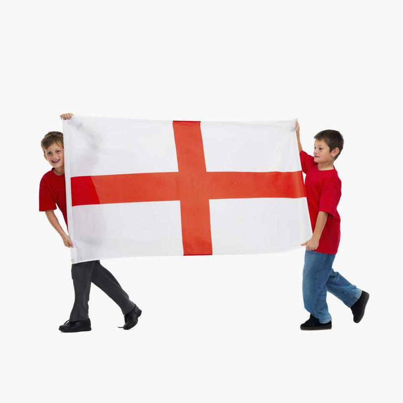 西方人,儿童,两个人,伙伴,朋友,走,举,笑,微笑,露齿笑,方图,室内,白天,白色背景,正面,友谊,纯洁,合作,团队,旗帜,国旗,欧洲,欧洲人,一面,握,服装,拿,拿着,注视,休闲装,小孩,衣服,红色,白色,观察,看,托,休闲,休闲服,可爱,童年,童趣,战略,握着,摄影,服饰,影棚,观看,察看,关注,童真,烂漫,无邪,联合,合谋,配合,天真,协作,男孩,男人,男性,白种人,旗,步行,举起,举手,举着,散步,向上举,向上伸,向上托,走路,彩图,全身,影棚拍摄,拍摄,圣乔治旗,圣乔治十字旗,英格兰国旗,男生