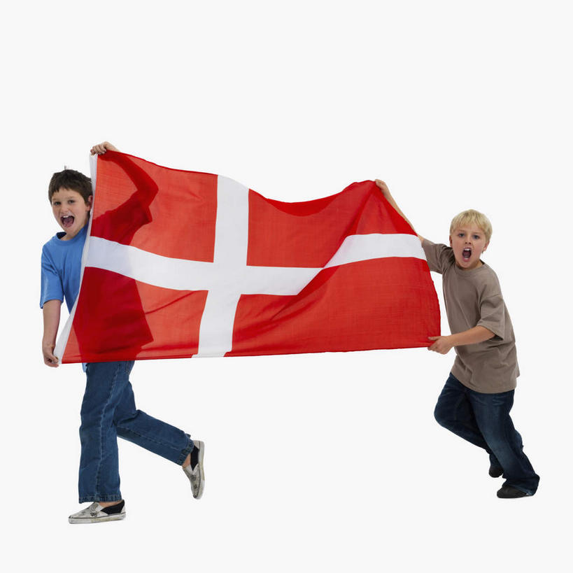 西方人,儿童,两个人,伙伴,朋友,走,举,笑,微笑,露齿笑,方图,室内,白天,白色背景,正面,友谊,纯洁,合作,团队,旗帜,国旗,欧洲,欧洲人,一面,握,服装,拿,拿着,注视,休闲装,小孩,衣服,红色,白色,观察,看,托,休闲,休闲服,可爱,童年,童趣,战略,握着,摄影,服饰,影棚,观看,察看,关注,童真,烂漫,无邪,联合,合谋,配合,天真,协作,男孩,男人,男性,白种人,旗,步行,举起,举手,举着,散步,向上举,向上伸,向上托,走路,彩图,全身,影棚拍摄,拍摄,丹麦国旗,丹尼布洛,男生
