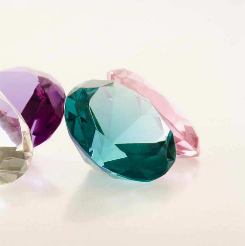 无人,竖图,俯视,室内,特写,白天,白色背景,爱情,奢侈,静物,珠宝,阴影,反射,矿石,影子,四颗,钻石,粉色,绿色,紫色,摄影,影棚,金刚石,昂贵,坚硬,贵重,宝石,坚定,信念,约定,宝贵,彩图,高角度拍摄,影棚拍摄,拍摄