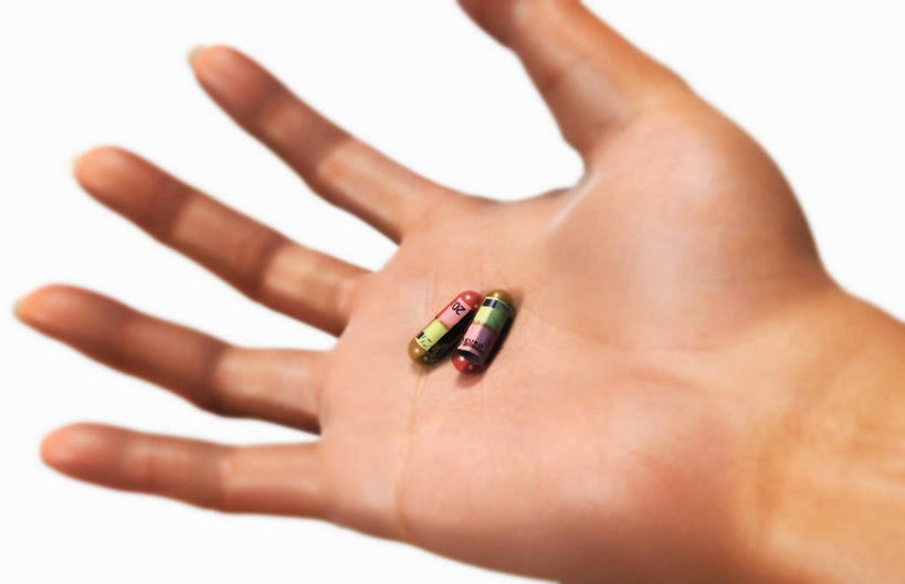 东方人,手,一个人,捧,横图,俯视,室内,特写,白天,白色背景,安全,亚洲,仅一个男性,仅一个人,握,药剂,药丸,防护,拿,拿着,黄种人,药片,仅一个年轻男性,一只,药品,手部,治疗,握着,保护,单手,药物,医疗,伸出,保险,预防,两粒,平安,男人,男性,年轻男性,亚洲人,端,端着,捧着,手捧,半身,彩图,高角度拍摄,五指张开