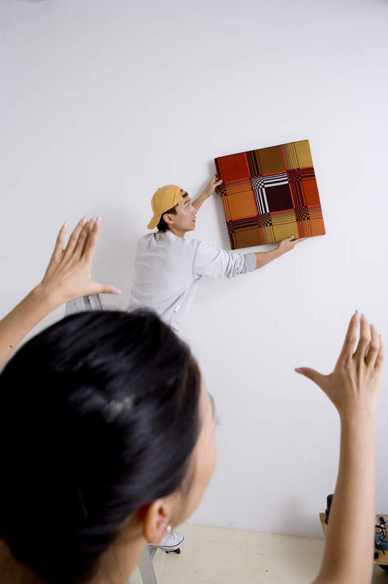 东方人,手,两个人,站,举,竖图,室内,白天,房间,天花板,帽子,亚洲,握,阴影,服装,光线,影子,灯光,拿,两双,拿着,指点,休闲装,黄种人,运动帽,墙画,背面,衣服,托,站着,休闲,手部,休闲服,鸭舌帽,比划,握着,服饰,指导,辅导,比画,男人,男性,年轻男性,年轻女性,女人,女性,亚洲人,举起,举手,举着,向上举,向上伸,向上托,站立,半身,彩图