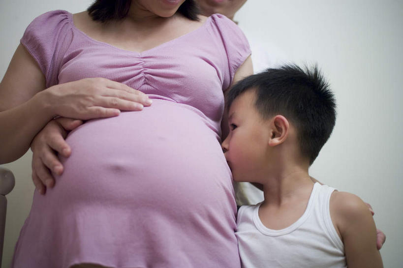 东方人,儿童,孕妇,两个人,家庭,母亲,儿子,站,抱,吻,横图,室内,特写,白天,正面,纯洁,亚洲,阴影,灰色背景,服装,光线,影子,灯光,休闲装,黄种人,小孩,衣服,站着,休闲,温暖,温馨,母子,一家人,怀孕,休闲服,可爱,母爱,童年,童趣,摄影,服饰,影棚,抱着,和睦,搂着,待产,童真,烂漫,无邪,妊娠,准妈妈,天真,男孩,年轻女性,女人,女性,亚洲人,孩子,年轻人,产妇,搂,搂抱,亲,亲吻,站立,半身,彩图,影棚拍摄,拍摄,融洽,男生