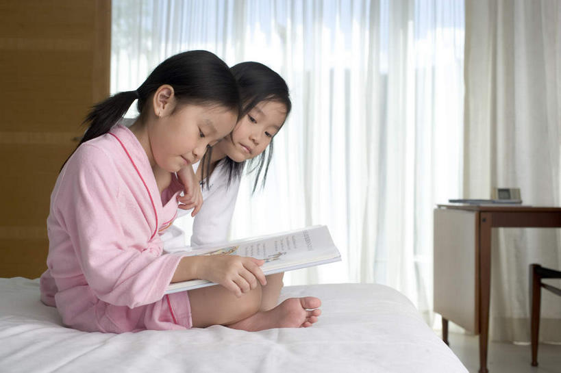 东方人,儿童,两个人,坐,盘腿,横图,室内,白天,侧面,看书,阅读,纯洁,窗户,窗帘,床,书籍,亚洲,握,学习,阴影,睡衣,光线,影子,床单,拿,拿着,黄种人,被子,玻璃窗,小孩,阳光,书本,看,可爱,童年,童趣,读书,浏览,握着,单人床,被单,童真,烂漫,无邪,寝衣,天真,女孩,女人,女性,亚洲人,书,图书,盘腿而坐,盘膝,盘着腿的,盘着腿坐,双腿交叉,坐着,彩图,全身,女生