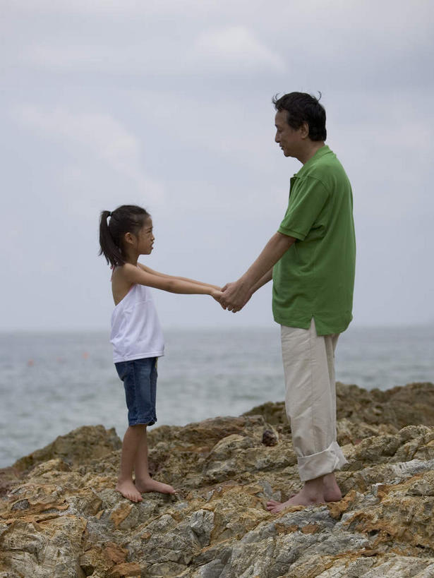 东方人,儿童,两个人,家庭,父亲,女儿,站,竖图,室外,白天,侧面,纯洁,石头,亚洲,服装,石子,水平线,辽阔,海平线,休闲装,黄种人,小孩,衣服,天空,天,牵手,站着,休闲,广阔,温暖,温馨,父女,一家人,休闲服,父爱,可爱,童年,童趣,服饰,一望无际,和睦,童真,烂漫,无邪,无边无际,一马平川,天真,男人,男性,年轻男性,女孩,亚洲人,孩子,年轻人,石块,岩石,站立,彩图,全身,融洽,水天相接,水天一线,女生