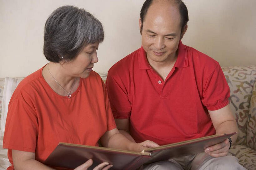 东方人,两个人,坐,横图,室内,白天,正面,沙发,亚洲,服装,相册,墙,注视,黄种人,墙壁,墙面,衣服,观察,看,服饰,观看,察看,衣着,穿着,关注,布艺沙发,衣饰,老年男性,老年女性,男人,男性,女人,女性,亚洲人,坐着,半身,彩图