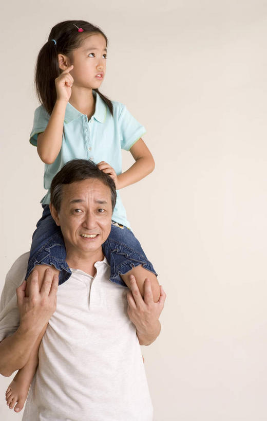 东方人,儿童,老年人,腿部,脚,脚趾,脚趾甲,腿,家庭,祖父,站,笑,微笑,竖图,室内,白天,正面,纯洁,亚洲,服装,扭头,注视,休闲装,黄种人,光脚,小孩,骑,衣服,观察,看,扛,站着,转头,休闲,温暖,温馨,一家人,赤脚,休闲服,可爱,童年,童趣,服饰,爷爷,观看,祖孙,和睦,察看,关注,童真,烂漫,无邪,外孙女,外公,外祖父,扛在肩上,骑在肩上,天真,老年男性,男人,男性,女孩,亚洲人,孩子,脚指甲,孙女,站立,半身,彩图,融洽,女生