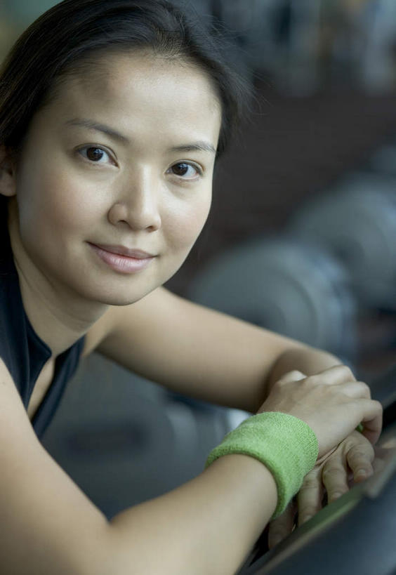 东方人,一个人,健身房,站,笑,微笑,竖图,室内,白天,正面,亚洲,仅一个年轻女性,仅一个女性,仅一个人,朦胧,模糊,护腕,注视,黄种人,观察,看,站着,观看,察看,关注,年轻女性,女人,女性,亚洲人,站立,半身,彩图,健身馆