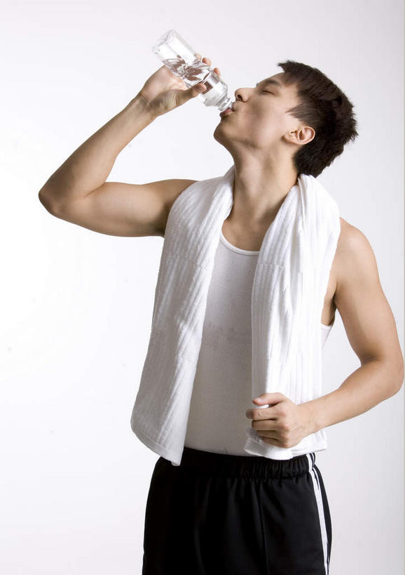 东方人,一个人,站,拉,举,竖图,室内,白天,正面,水,亚洲,仅一个男性,仅一个人,一条,吊挂,悬挂,服装,纺织物,液体,挂,注视,休闲装,黄种人,饮用水,仅一个年轻男性,衣服,白色,毛巾,矿泉水,观察,看,清洁,托,站着,休闲,休闲服,服饰,观看,保暖,察看,一瓶,关注,饮水,蒸馏水,透气,防水,储水,耐磨,吸水,男人,男性,年轻男性,亚洲人,举起,举手,举着,向上举,向上伸,向上托,站立,半身,彩图