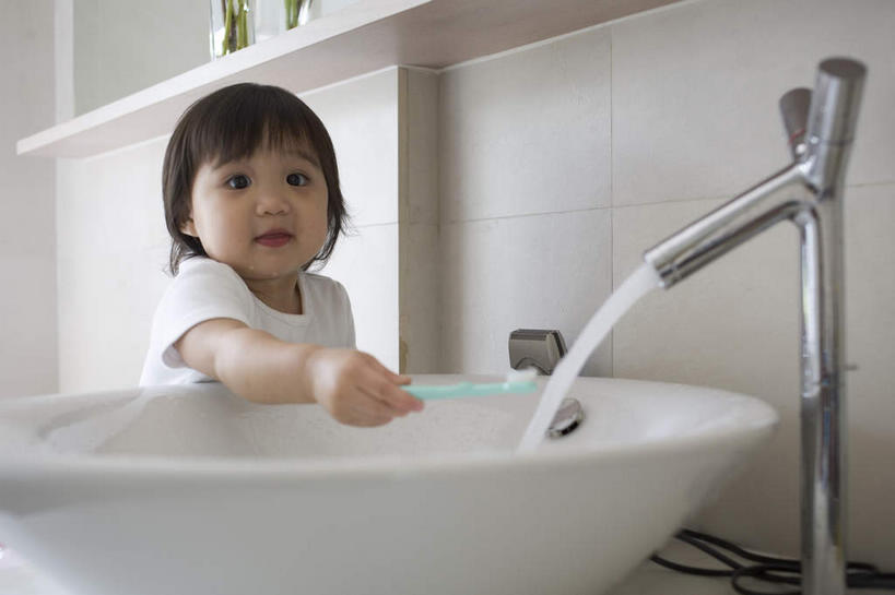 东方人,儿童,一个人,站,横图,室内,白天,正面,纯洁,卫生间,洗手间,亚洲,仅一个女性,仅一个人,水槽,水龙头,注视,黄种人,水斗,喷水,开关,小孩,打开,观察,看,站着,仅一个小孩,可爱,童年,童趣,伸手,观看,阀门,察看,开启,关注,童真,烂漫,无邪,水咀,天真,女孩,女人,女性,亚洲人,孩子,厕所,站立,半身,彩图,女生