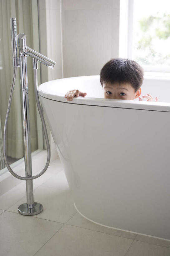 东方人,儿童,一个人,坐,竖图,室内,白天,正面,纯洁,卫生间,洗手间,亚洲,仅一个男性,仅一个人,水槽,水龙头,注视,黄种人,水斗,喷水,开关,小孩,打开,观察,看,仅一个小孩,抓,可爱,童年,童趣,伸手,遮,遮掩,观看,阀门,察看,掩盖,遮挡,开启,关注,童真,烂漫,无邪,遮盖,掩饰,水咀,天真,男孩,男人,男性,亚洲人,孩子,厕所,坐着,半身,彩图,男生