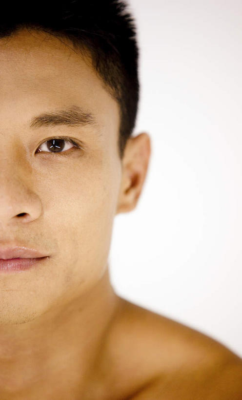 东方人,一个人,站,竖图,室内,特写,白天,白色背景,正面,亚洲,仅一个男性,仅一个人,注视,黄种人,裸露,仅一个年轻男性,观察,看,站着,摄影,影棚,观看,察看,暴露,关注,袒露,男人,男性,年轻男性,亚洲人,站立,半身,彩图,影棚拍摄,拍摄