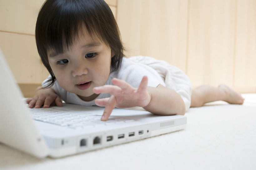 东方人,儿童,手,一个人,横图,室内,白天,正面,纯洁,电脑,笔记本电脑,柜子,亚洲,仅一个女性,仅一个人,阴影,服装,反射,网络,瓷砖,地砖,影子,地面,注视,休闲装,黄种人,通讯设备,小孩,衣服,橱柜,观察,看,趴着,仅一个小孩,休闲,手部,休闲服,可爱,童年,童趣,服饰,观看,好奇,察看,无线,关注,按着,通信设备,无线网络,无线上网,便携式电脑,童真,烂漫,无邪,天真,手提电脑,女孩,女人,女性,亚洲人,孩子,趴,彩图,全身,女生