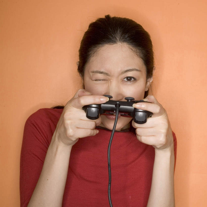 东方人,手,一个人,站,闭眼,笑,微笑,露齿笑,方图,室内,白天,正面,游戏,亚洲,仅一个年轻女性,仅一个女性,仅一个人,握,阴影,服装,反射,影子,墙,拿,玩,拿着,注视,休闲装,黄种人,娱乐,墙壁,墙面,衣服,观察,看,站着,休闲,手部,休闲服,握着,服饰,游戏机,观看,活动,察看,发泄,关注,消遣,智力,瞄准,宣泄,计算机,年轻女性,女人,女性,亚洲人,闭眼睛,闭着眼,闭着眼睛,玩耍,嬉戏,站立,半身,彩图