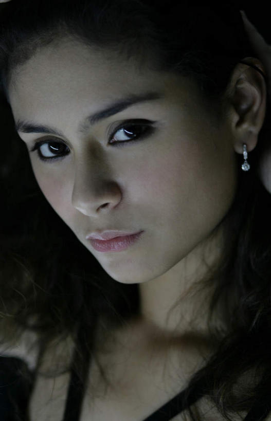 东方人,一个人,站,双手交叉,竖图,室内,白天,正面,亚洲,仅一个年轻女性,仅一个女性,仅一个人,阴影,服装,反射,影子,注视,休闲装,黄种人,衣服,观察,看,站着,休闲,休闲服,遮,遮掩,服饰,观看,疑惑,察看,掩盖,双手抱胸,遮挡,关注,遮盖,掩饰,年轻女性,女人,女性,亚洲人,站立,半身,彩图