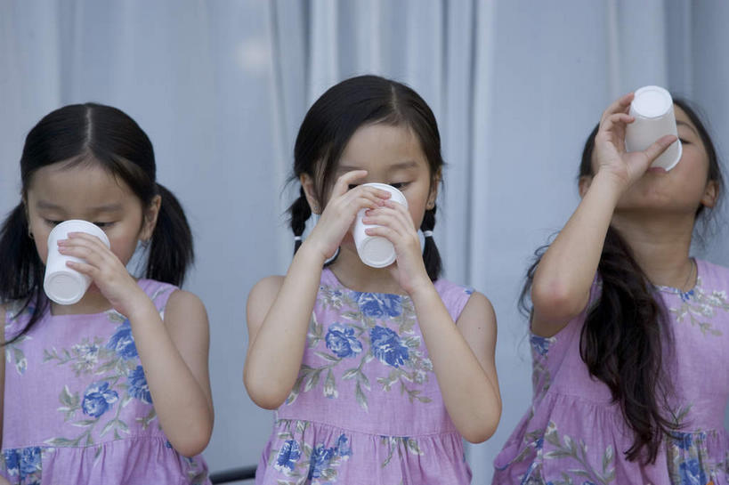 东方人,儿童,手,三个人,站,举,横图,室内,白天,正面,裙子,窗户,窗帘,杯子,亚洲,握,阴影,连衣裙,反射,影子,拿,拿着,注视,黄种人,喝茶,玻璃窗,三个,小孩,水杯,观察,看,托,站着,手部,握着,观看,察看,关注,女孩,女人,女性,亚洲人,茶杯,举起,举手,举着,向上举,向上伸,向上托,站立,半身,彩图,女生