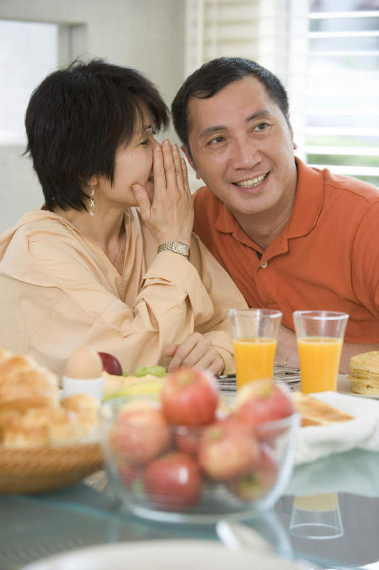 点心,面包,东方人,两个人,夫妻,坐,竖图,室内,白天,侧面,爱情,阅读,窗户,桌面,桌子,苹果,香蕉,报纸,水果,亚洲,学习,阴影,服装,新鲜,反射,木制,影子,百叶窗,墙,生食,橙汁,食品,面点,果实,两杯,浪漫,注视,休闲装,黄种人,墙壁,墙面,食物,糕点,衣服,木制品,观察,看,休闲,休闲服,恩爱,浏览,恋人,服饰,有机食品,绿色食品,观看,察看,关注,私语,耳语,一碟,男人,男性,年轻男性,年轻女性,女人,女性,亚洲人,夫妇,情侣,甘蕉,坐着,半身,彩图,伴侣