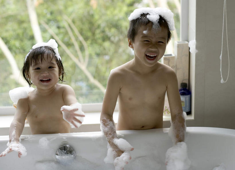 东方人,儿童,两个人,笑,微笑,露齿笑,横图,室内,白天,正面,洗澡,幸福,森林,树林,植物,卫生间,浴室,亚洲,黄种人,干净,刺激,树,树木,小孩,绿色,自然,清洁,享受,健康,放松,保健,生长,成长,卫生,愉悦,泡汤,男孩,男人,男性,女孩,女人,女性,亚洲人,淋浴房,半身,彩图,沐浴,欢乐,冲凉房,沐浴间,沐浴室,男生,女生