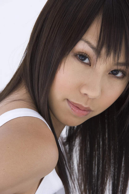 东方人,脸,头,脸颊,一个人,笑,微笑,露齿笑,竖图,室内,白天,白色背景,正面,亚洲,仅一个年轻女性,仅一个女性,仅一个人,注视,黄种人,漂亮,低头,观察,看,观看,察看,关注,年轻女性,女人,女性,亚洲人,头部,脸部,脸蛋,面部,半身,彩图