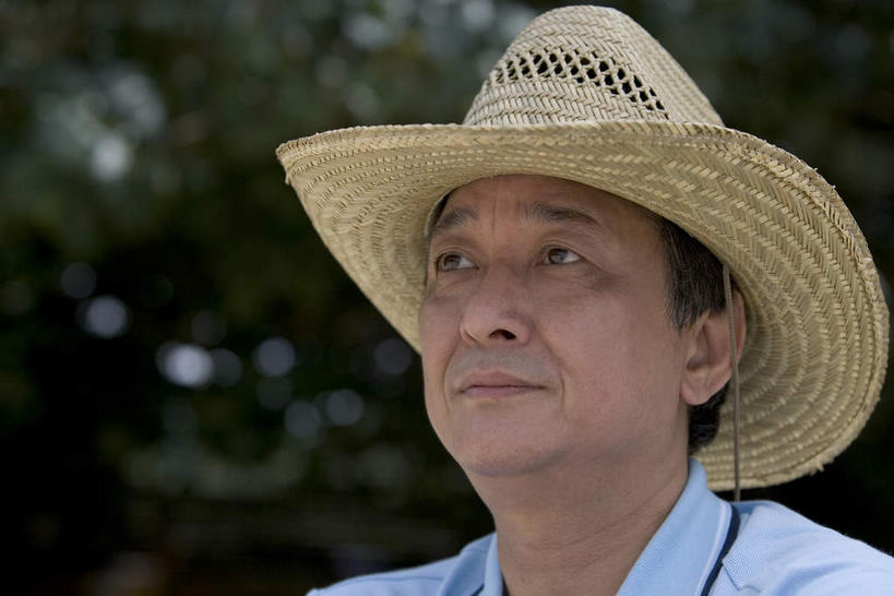 东方人,脸,头,脸颊,一个人,横图,室外,特写,白天,正面,衬衫,树林,植物,帽子,亚洲,仅一个男性,仅一个人,仅一个中年男性,眺望,远眺,草帽,远望,黄种人,树,树木,绿色,自然,沉思,生长,成长,遥望,深思,了望,远瞩,覃思,寻思,男人,男性,中年男性,亚洲人,头部,脸部,脸蛋,面部,半身,彩图,衬衣