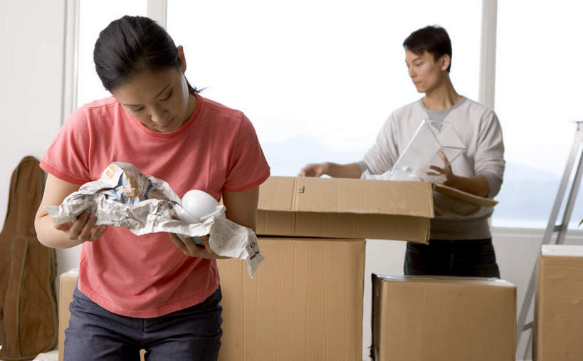 东方人,两个人,横图,室内,白天,正面,T恤衫,阅读,窗户,报纸,亚洲,许多,学习,梯子,纸箱,很多,T恤,黄种人,玻璃窗,看,浏览,打扫,整理,清扫,收拾,人字梯,整顿,清算,男人,男性,年轻男性,年轻女性,女人,女性,亚洲人,半身,彩图