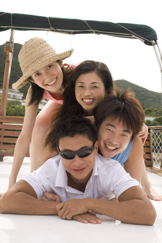 东方人,栏杆,笑,微笑,露齿笑,竖图,室外,白天,正面,衬衫,度假,山,山脉,帽子,亚洲,草帽,墨镜,眼镜,栅栏,篱笆,山峰,围栏,山峦,黄种人,护栏,蓝色,白色,蓝天,天空,太阳镜,太阳眼镜,群山,天,靠,靠着,趴着,游玩,遮阳镜,欢快,欢喜,欢欣,欢畅,亚洲人,趴,玩耍,嬉戏,彩图,全身,衬衣,观光,旅行,游览,高兴,欢乐