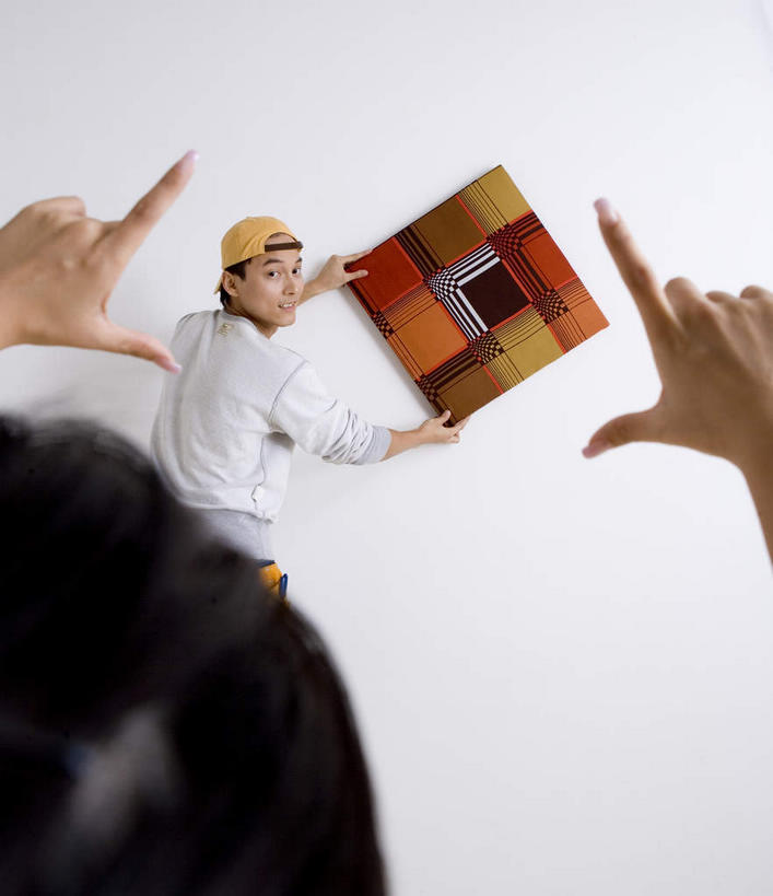 东方人,手,拇指,两个人,竖图,室内,白天,白色背景,正面,帽子,亚洲,吊挂,悬挂,服装,艺术,墙,艺术品,挂,指点,休闲装,黄种人,运动帽,墙壁,墙面,衣服,工艺品,回头,转头,休闲,手部,休闲服,鸭舌帽,指示,摄影,服饰,影棚,指导,工艺,美术,食指,男人,男性,年轻男性,年轻女性,女人,女性,亚洲人,半身,彩图,影棚拍摄,拍摄