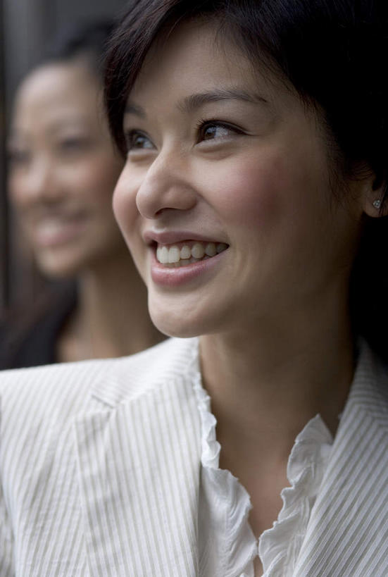 东方人,脸,头,脸颊,两个人,笑,微笑,露齿笑,竖图,室外,特写,白天,正面,衬衫,亚洲,装饰,花边,黄种人,华丽,修饰,点缀,衬托,美观,雅致,雅观,抽纱,年轻女性,女人,女性,亚洲人,头部,脸部,脸蛋,面部,半身,彩图,衬衣