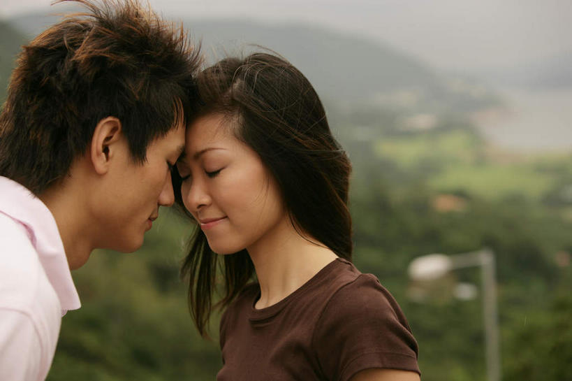 东方人,两个人,闭眼,笑,微笑,横图,室外,白天,正面,T恤衫,爱情,森林,山,山脉,树林,植物,路灯,亚洲,山峰,山峦,浪漫,T恤,黄种人,树,树木,蓝色,绿色,蓝天,天空,自然,群山,天,温暖,温馨,恩爱,恋人,生长,成长,靠近,和睦,凑近,聚拢,挨近,接近,靠拢,男人,男性,年轻男性,年轻女性,女人,女性,亚洲人,情侣,闭眼睛,闭着眼,闭着眼睛,半身,彩图,伴侣,融洽