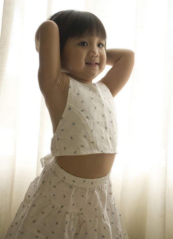 东方人,儿童,脸,头,脸颊,一个人,竖图,室内,白天,正面,裙子,T恤衫,纯洁,窗户,窗帘,落地窗,亚洲,仅一个女性,仅一个人,抱头,阴影,光线,影子,T恤,黄种人,玻璃窗,小孩,阳光,仅一个小孩,肚兜,可爱,童年,童趣,短裙,半身裙,童真,烂漫,无邪,捧首,捧头,天真,女孩,女人,女性,亚洲人,孩子,头部,脸部,脸蛋,面部,半身,彩图,女生