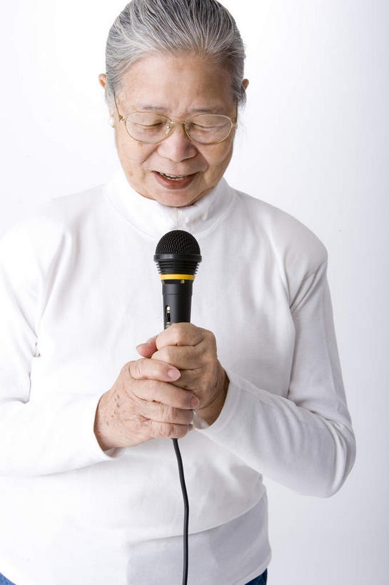 东方人,皱纹,头发,一个人,站,笑,微笑,露齿笑,竖图,室内,白天,白色背景,正面,化妆,美容,亚洲,仅一个女性,仅一个人,护肤,握,服装,眼镜,注视,休闲装,黄种人,衣服,白色,话筒,观察,看,站着,保养,享受,休闲,休闲服,放松,握着,保健,唱歌,摄影,服饰,仅一个老年女性,影棚,观看,老花镜,察看,麦克风,关注,扩音器,演唱,传声器,歌唱,养颜,微音器,鹤发,远视眼镜,老年女性,女人,女性,亚洲人,站立,半身,彩图,影棚拍摄,拍摄